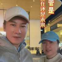 56岁的歌手江涛晒照，他的老婆万小牧，齿白唇红，面貌娇媚