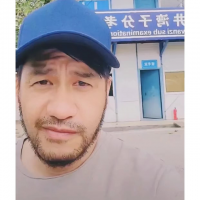 台湾歌手张震岳内地考驾照！眉头紧皱骑三轮车，打扮朴素似送水工