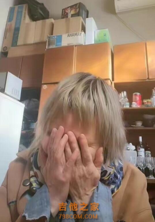 47岁歌手罗琦近照曝光，素颜满脸沧桑模样大变，狭居小屋生活拮据