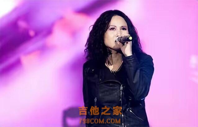 47岁歌手罗琦近照曝光，素颜满脸沧桑模样大变，狭居小屋生活拮据