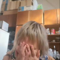知名歌手泪洒直播间！昔日摇滚天后太落魄，家里凌乱破旧如杂物间