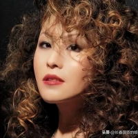 女歌手左眼遭刺瞎又染毒失婚，消失歌坛16年后，近照曝光满头白发