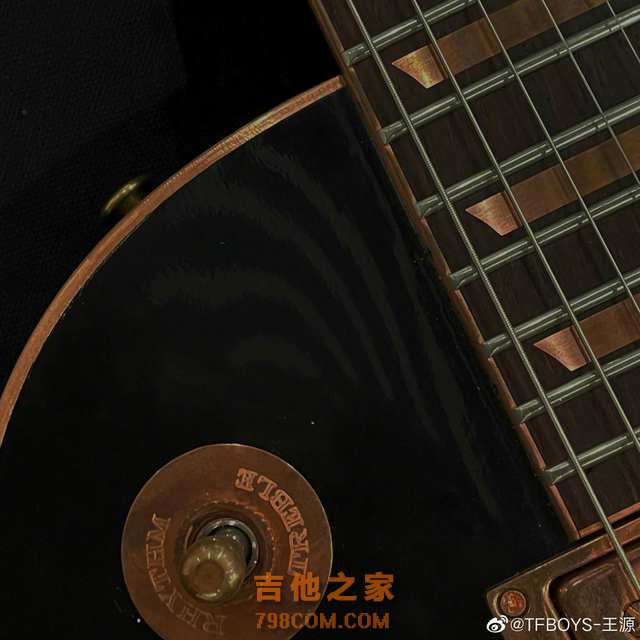 Z世代领军音乐人王源的珍贵吉他，多为限量版，昂贵且意义非凡