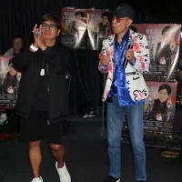 香港著名歌手为演唱会做宣传！患病需长期服药，视力仅剩一成