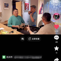 歌手戴军饭店放飞自我，酒后上脸当众脱衣，为何52岁依旧单身？
