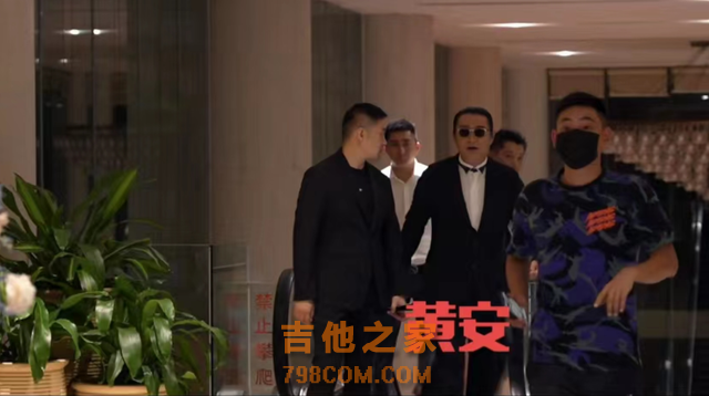 60岁爱国歌手黄安现身！三伏天仍卖力商演，四名保镖开道人气火爆
