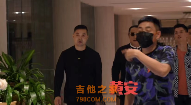 60岁爱国歌手黄安现身！三伏天仍卖力商演，四名保镖开道人气火爆
