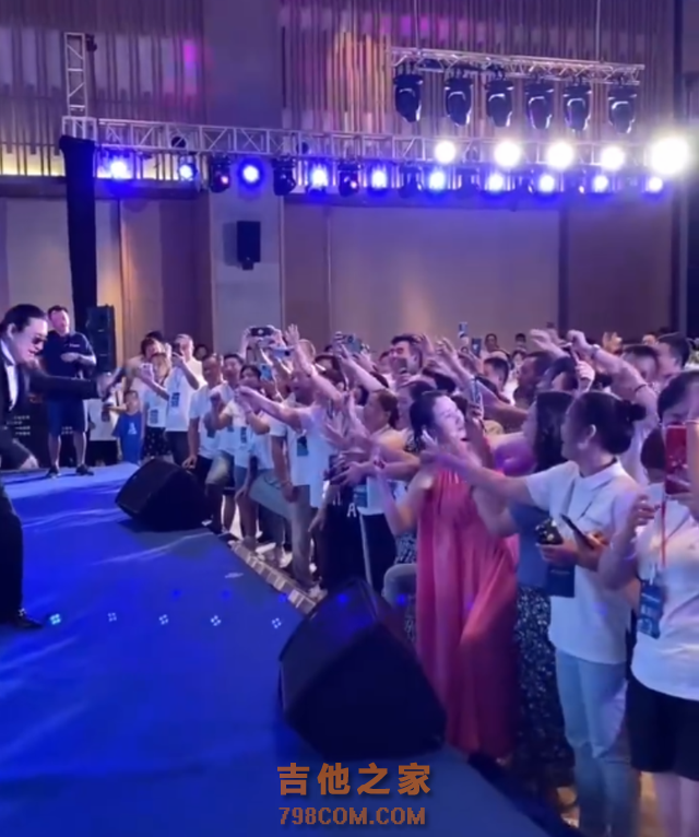 60岁爱国歌手黄安现身！三伏天仍卖力商演，四名保镖开道人气火爆