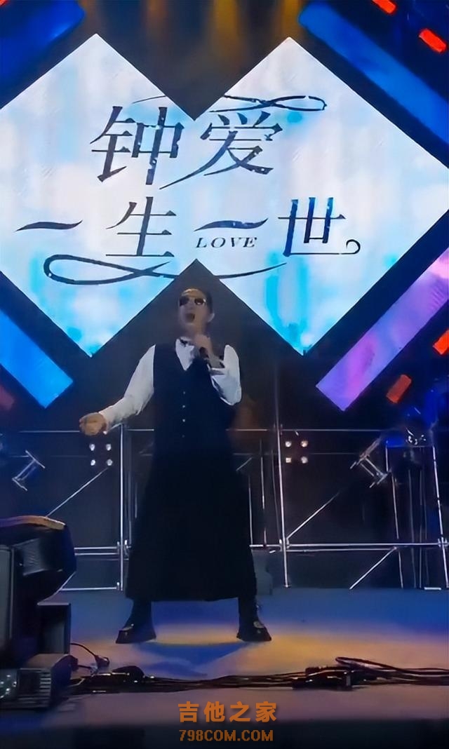 60岁爱国歌手黄安现身！三伏天仍卖力商演，四名保镖开道人气火爆