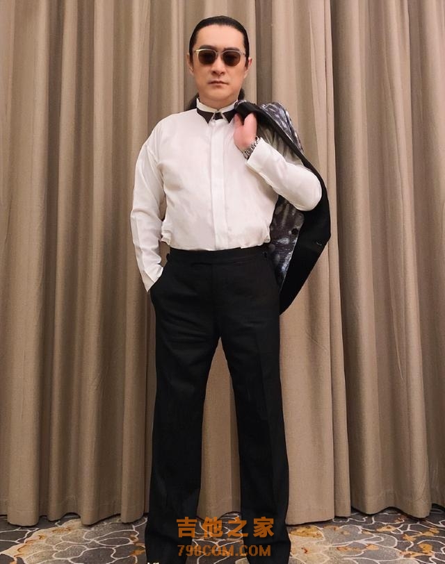 60岁爱国歌手黄安现身！三伏天仍卖力商演，四名保镖开道人气火爆