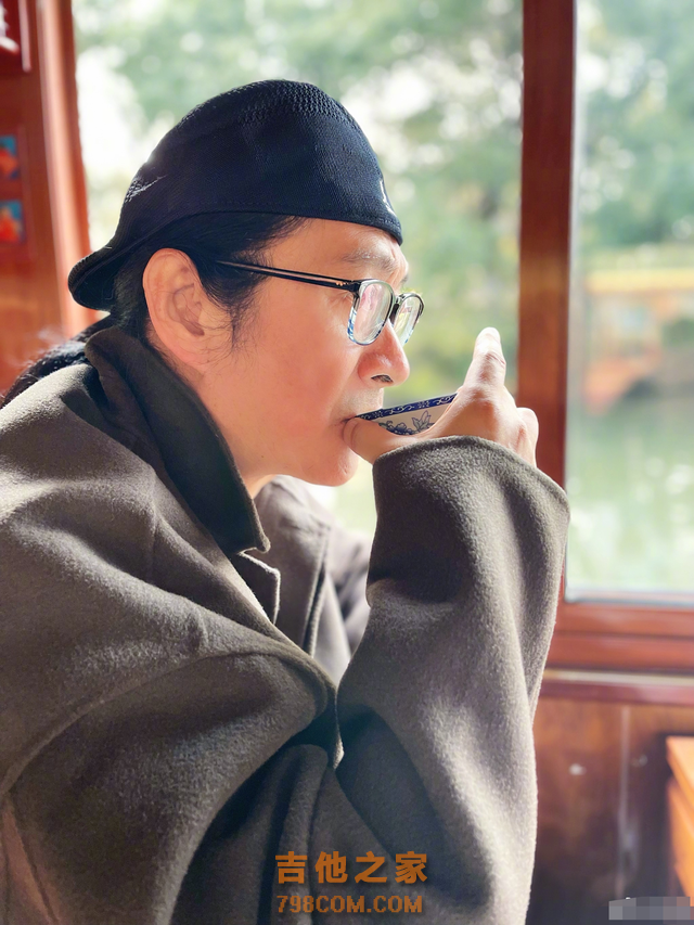 60岁爱国歌手黄安现身！三伏天仍卖力商演，四名保镖开道人气火爆