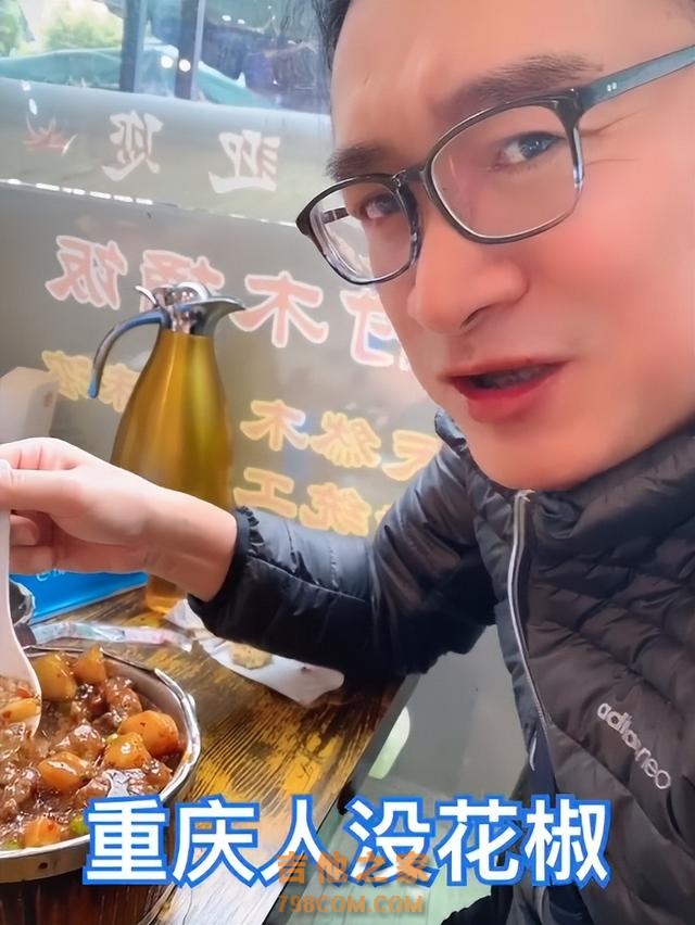 60岁爱国歌手黄安现身！三伏天仍卖力商演，四名保镖开道人气火爆