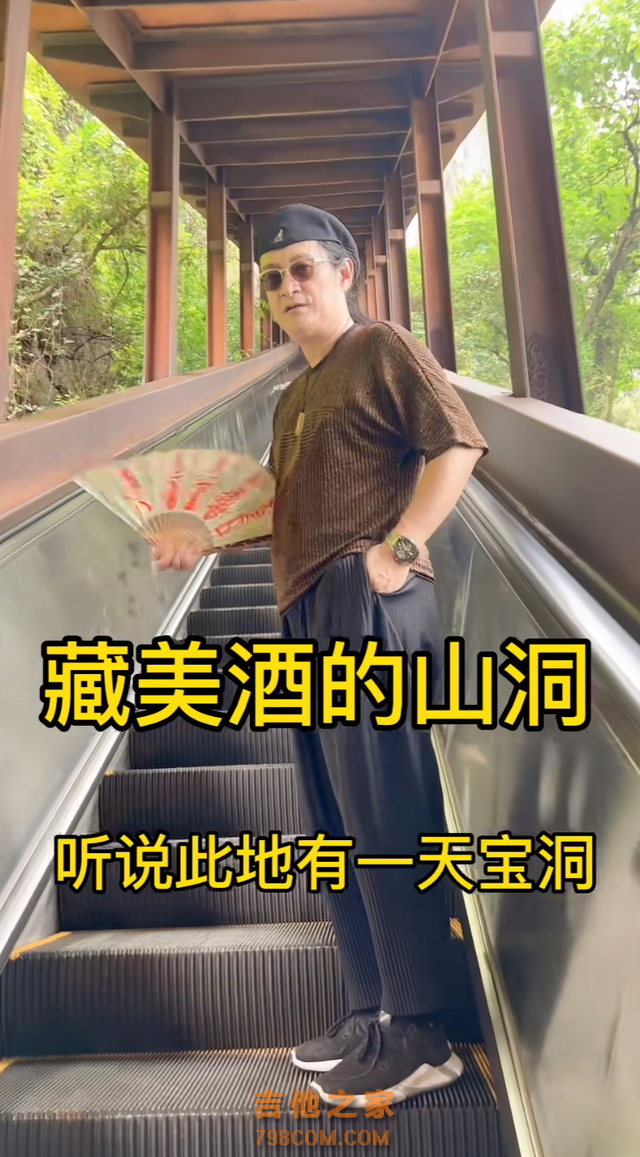 60岁爱国歌手黄安现身！三伏天仍卖力商演，四名保镖开道人气火爆