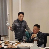 著名歌手姜育恒与好友聚会，网友直呼老得快认不出了