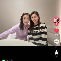 56岁田震和歌手吴琼在外聚餐，生图老到快认不出，两人亲密似母女