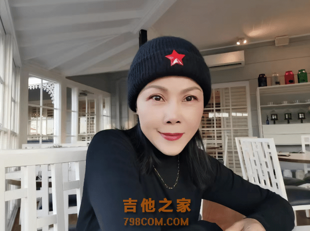 56岁田震和歌手吴琼在外聚餐，生图老到快认不出，两人亲密似母女