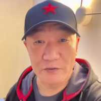 演唱《笑脸》的歌手谢东已经60岁了！发庆生视频，面带笑容状态好