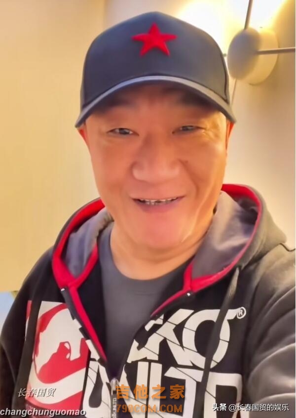 演唱《笑脸》的歌手谢东已经60岁了！发庆生视频，面带笑容状态好