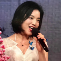 歌手白雪，曾七次登上春晚，二婚嫁小8岁老公，今事业爱情两头旺