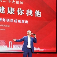 歌手平安现身保定志愿演出 献唱《追寻》《我爱你中国》
