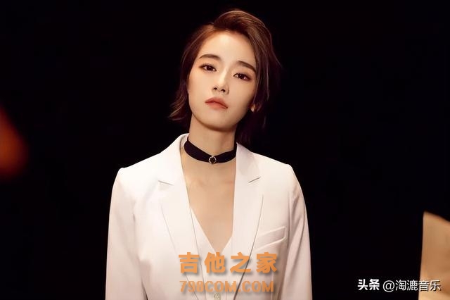 打败吴君如“爆冷”得影后，选秀歌手是如何走到今天的？