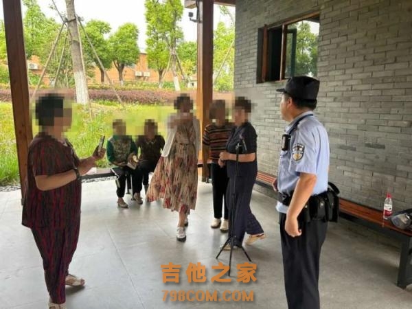 考场边上，“歌手”刚准备练练嗓子，民警就赶到了