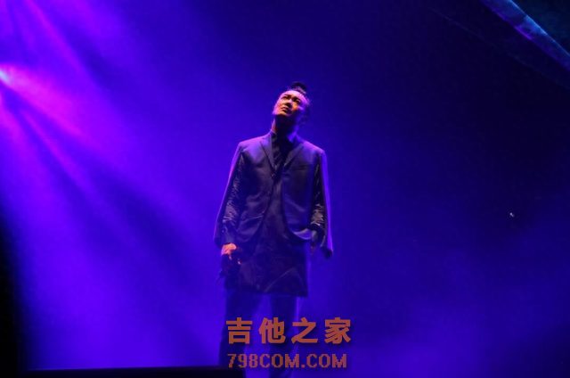 中国当代十大歌手盘点：谁是华语歌坛的巅峰之声？