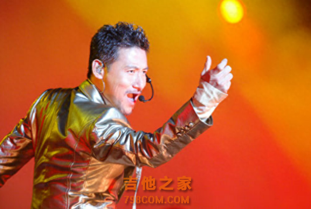 中国当代十大歌手盘点：谁是华语歌坛的巅峰之声？