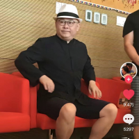 歌手刀郎被女粉丝强搂，合照太亲密，翻红后四处聚会玩乐满面红光