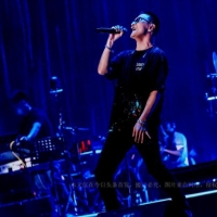 8位歌手的演唱会实况，汪峰现场冷清免费放人，华晨宇泥地做法