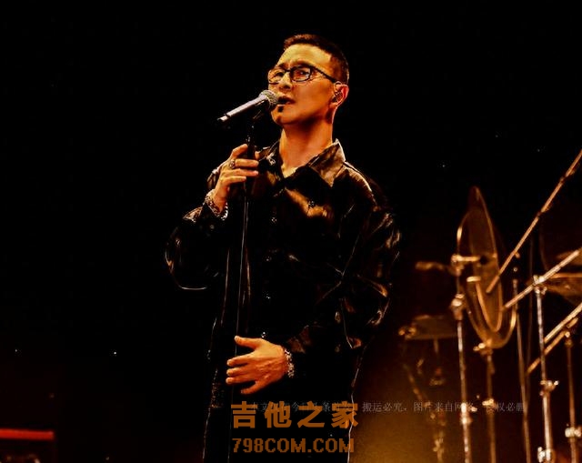 8位歌手的演唱会实况，汪峰现场冷清免费放人，华晨宇泥地做法