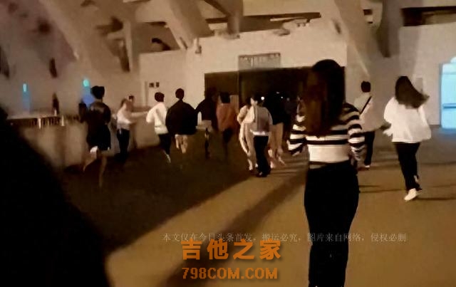 8位歌手的演唱会实况，汪峰现场冷清免费放人，华晨宇泥地做法