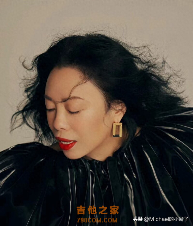 “唱功教科书”的巅峰歌手黄绮珊《向云端》跑调了？答：严重跑调