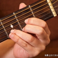 吉他和电吉他究竟哪个更适合初学者？