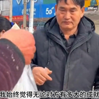 歌手朱之文“大衣哥”门口，遭老人提行李堵门，撑站不住要进去
