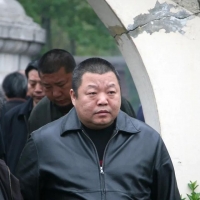 曾风靡一时的《朋友》主唱歌手沦陷记。