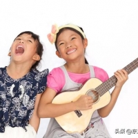 这篇文章咱们来探讨一下，尤克里里的弹法基础