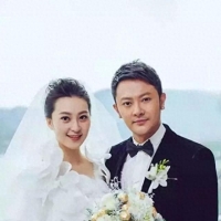 31岁知名歌手官宣结婚！娶漂亮经纪人高调秀恩爱，日久生情成美谈