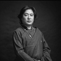 痛心！51岁歌手岗毅去世，生前常聚会喝酒，死因引网友热议
