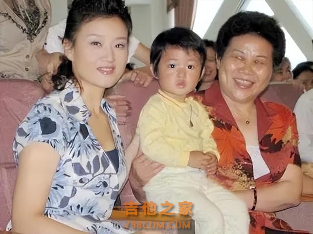 歌手宋祖英：与丈夫分居8年，39岁高龄产子，58岁身材好似少女