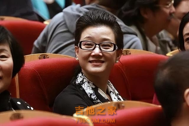 歌手宋祖英：与丈夫分居8年，39岁高龄产子，58岁身材好似少女