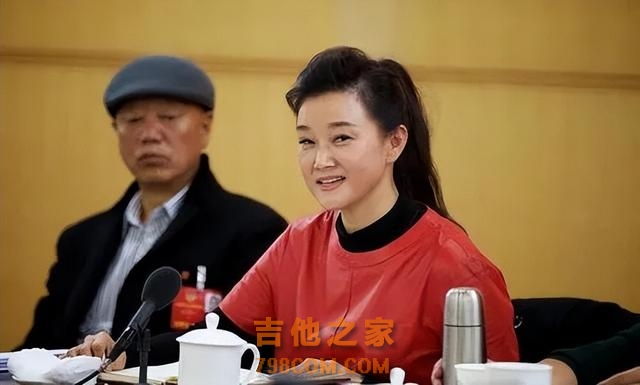 歌手宋祖英：与丈夫分居8年，39岁高龄产子，58岁身材好似少女