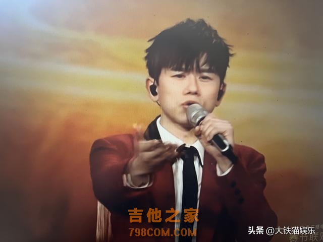 2024年春晚：一屋子专业歌手，愣是唱不过两个演戏的“演员”