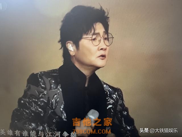 2024年春晚：一屋子专业歌手，愣是唱不过两个演戏的“演员”