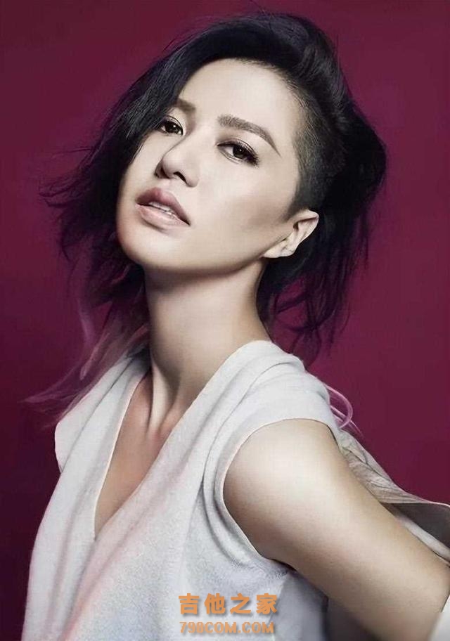 从穷困酒吧歌手到亿万身家,她的音乐之路,从不炒作取得成功