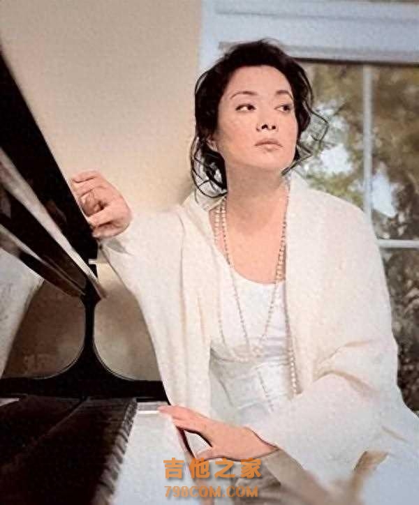 她是著名歌手,39岁才遇到真爱生1双儿女,丈夫爱她给206亿