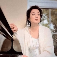 她是著名歌手，39岁才遇到真爱生1双儿女，丈夫爱她给206亿