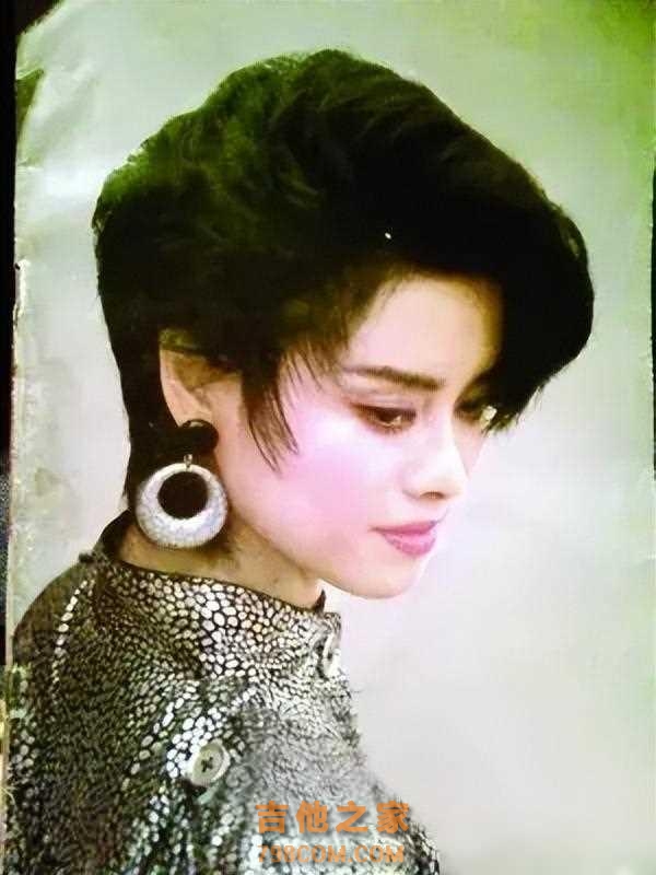 她是著名歌手,39岁才遇到真爱生1双儿女,丈夫爱她给206亿