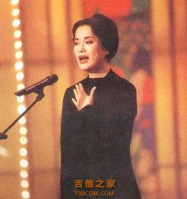 她是著名歌手,39岁才遇到真爱生1双儿女,丈夫爱她给206亿