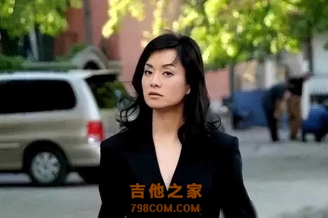 她是著名歌手,39岁才遇到真爱生1双儿女,丈夫爱她给206亿